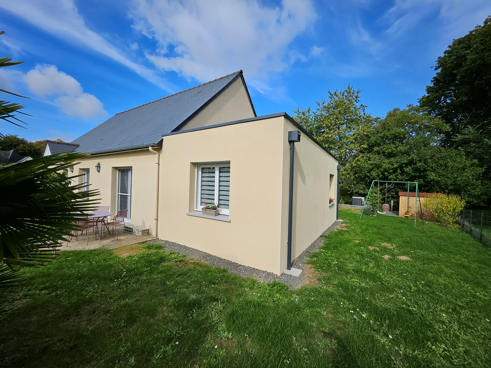 Après – Extension terminée à La Chapelle-du-Lou-du-Lac, 21 m² avec menuiserie aluminium et toiture plate, intégrée au jardin
