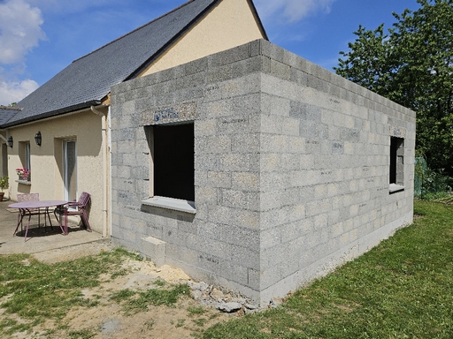 Maçonnerie en blocs béton – Extension en cours à La Chapelle-du-Lou-du-Lac (35)