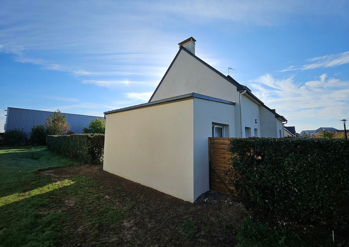 Photo après extension terminée à Pleurtuit – 1 salon de 19.5 m² livrée par Ouest Extension