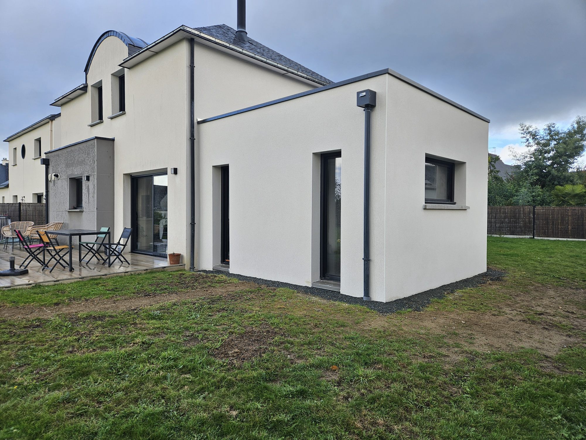 Photo après extension terminée à Vezin-le-coquet – 1 salon de 18 m² livrée par Ouest Extension