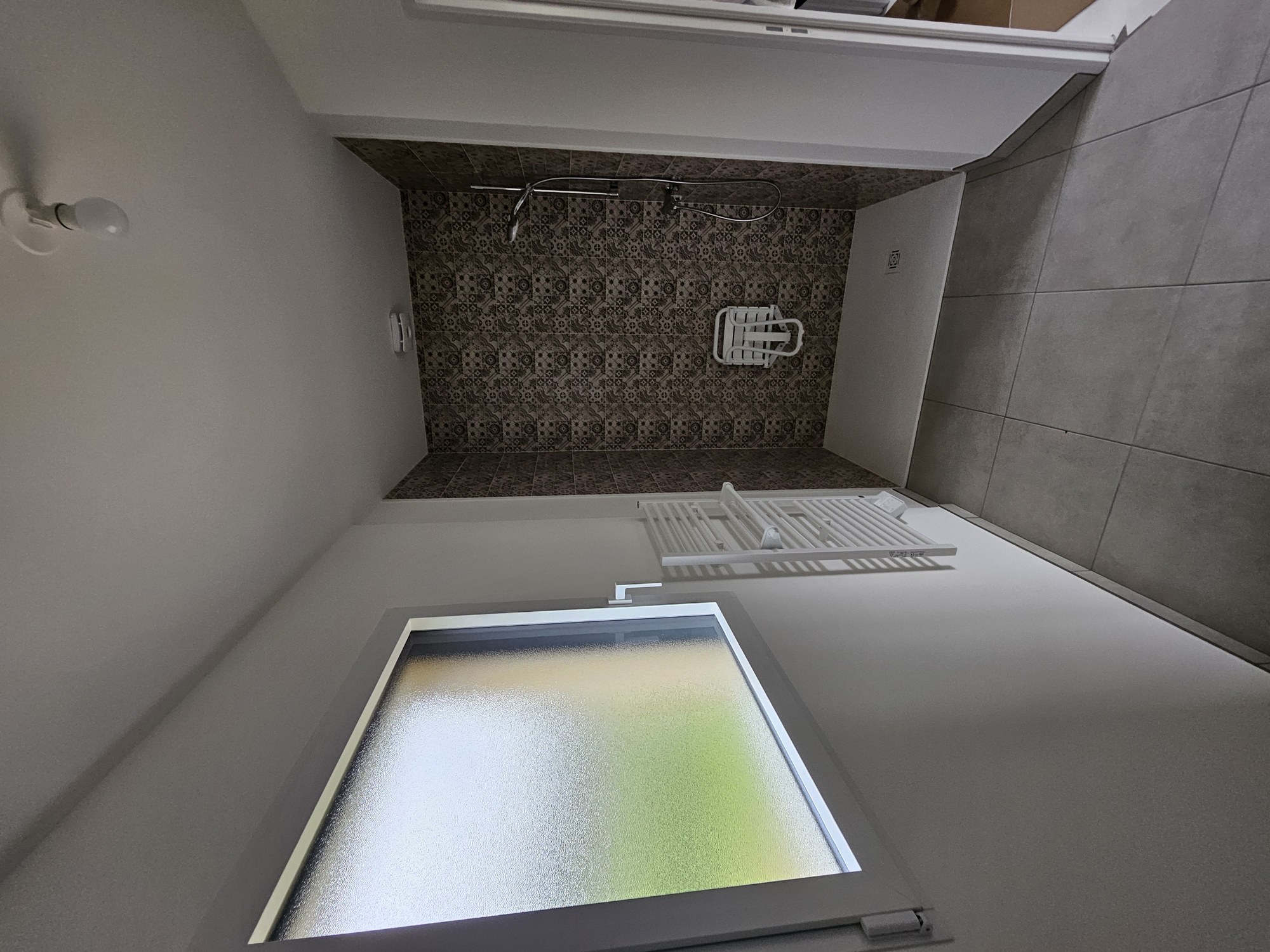 Salle d’eau moderne avec douche italienne et carrelage mural décoratif