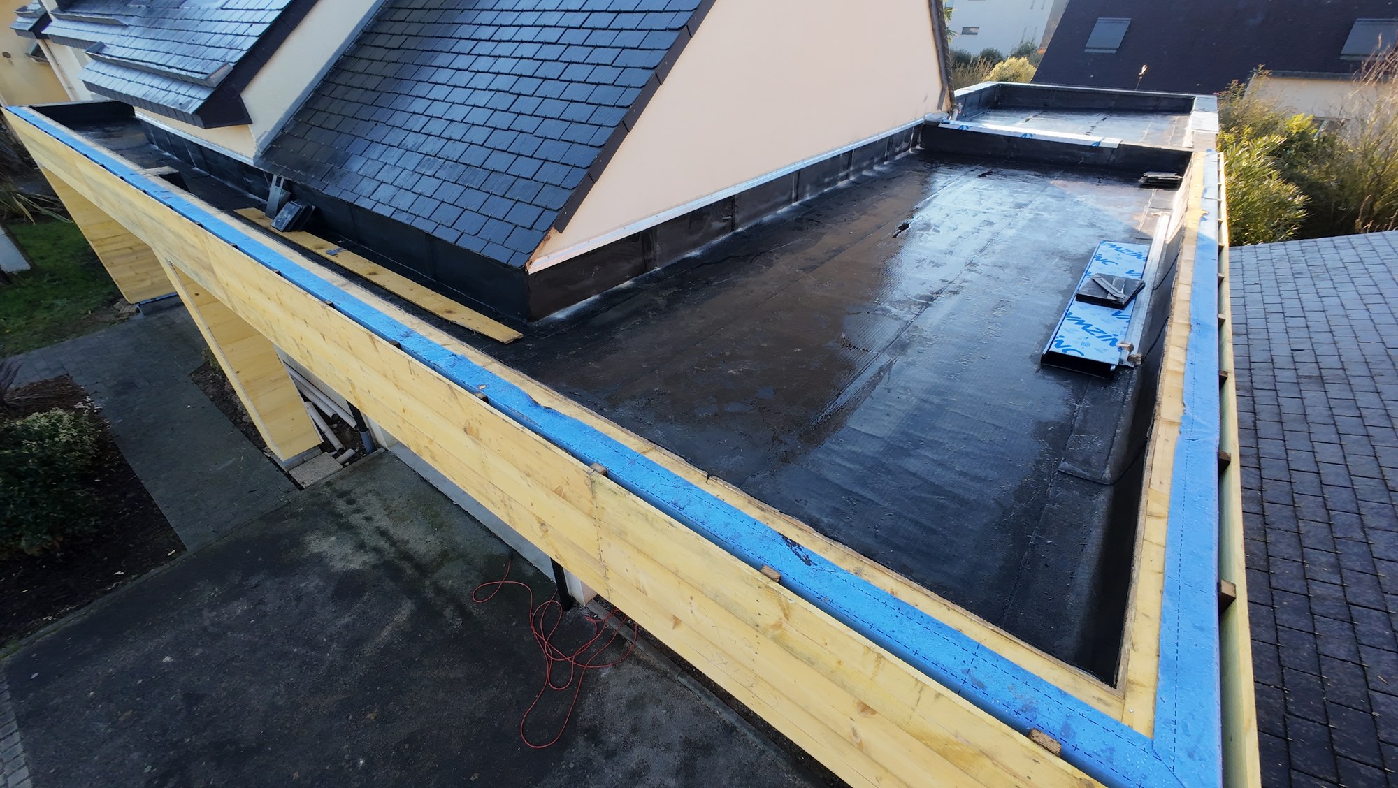Pose de l’étanchéité de la toiture-terrasse sur l’extension